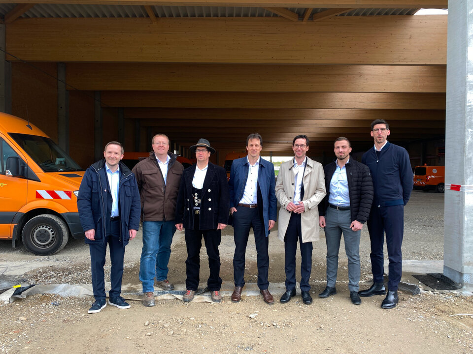 V.l.n.r.: Florian Glock (Bürgermeister Magstadt), Jörg Aichele (technischer Betriebsleiter Eigenbetrieb Gebäudemanagement), Herr Pichelmaier (Krohmer Holzbau GmbH & Co. KG), Martin Wuttke (stellvertretender Landrat), Andreas Reisch (Georg Reisch GmbH & Co. KG), Nico Gösele (Drees & Sommer) und Frederik Wirth (arabzadeh.schneider.wirth)