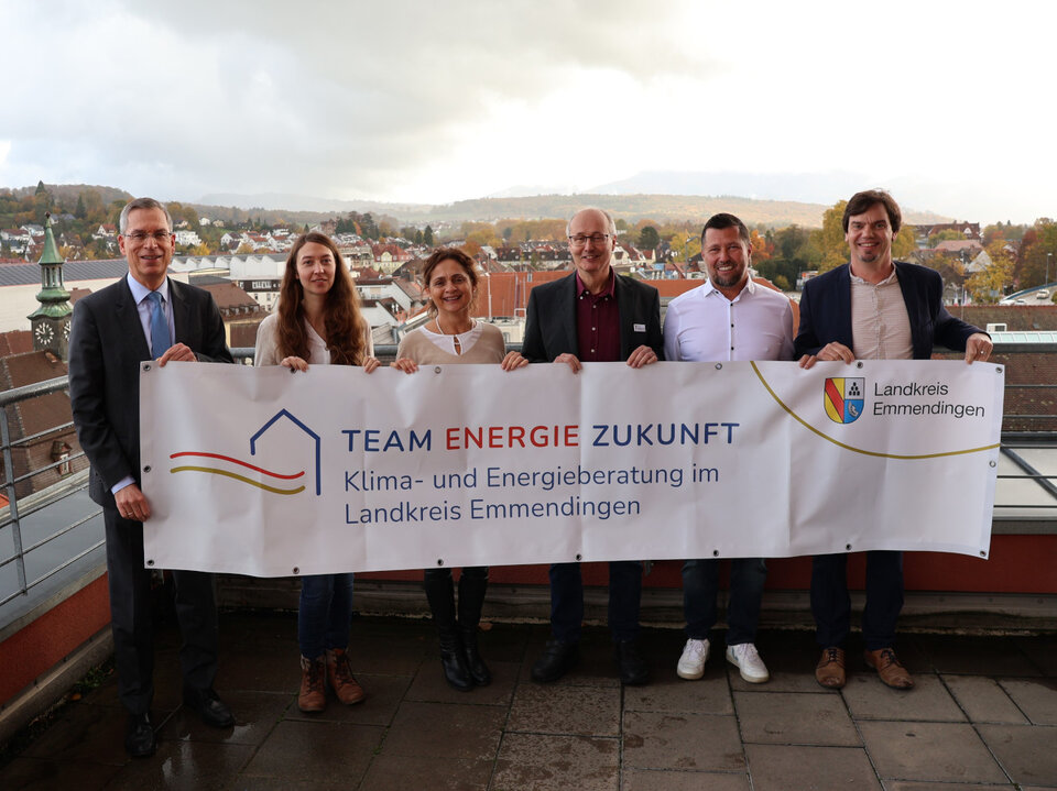 (Von links): Landrat Hanno Hurth und das Team der Klimaschutzagentur Klima Energie Zukunft: Ronja Bury, Ulrike Körner, Armin Bobsien, Anton Tränkle und Philipp Oswald.