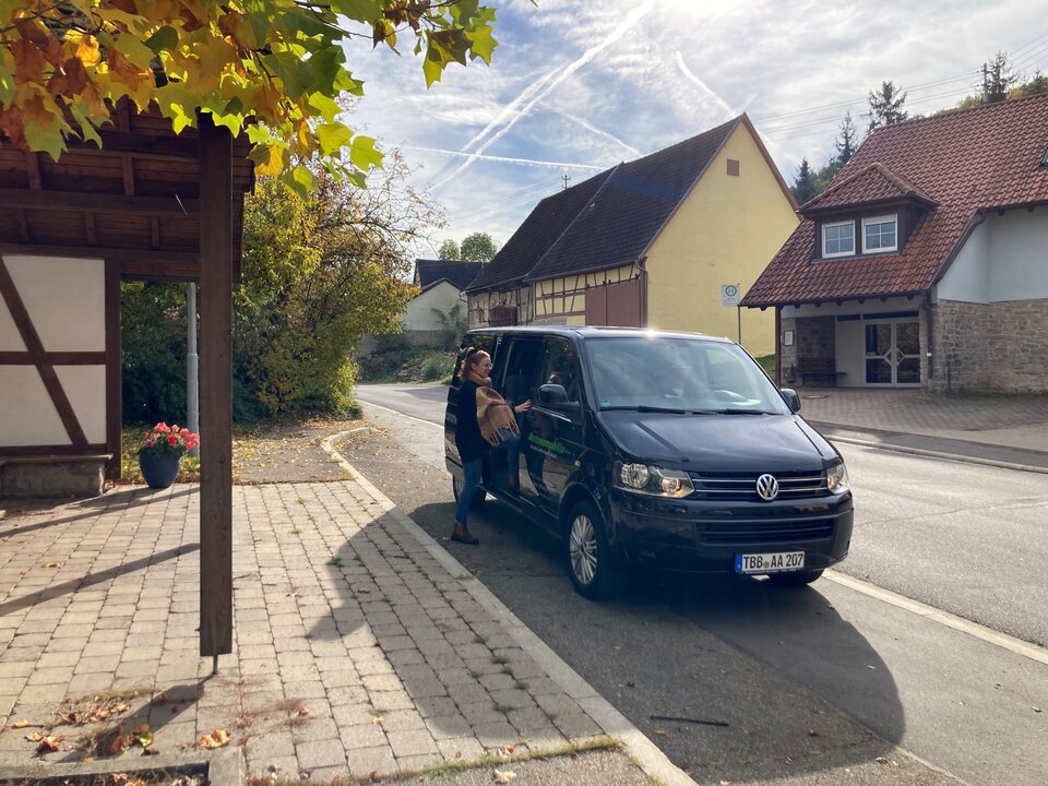 Ruftaxi an der Haltestelle Uiffingen: Das Mobilitätskonzept befindet sich weiter auf der Überholspur und hat im vergangenen Jahr mehr als 38.000 Fahrgäste befördert. Dies ist ein neuer Spitzenwert für den Ruftaxiverkehr im Main-Tauber-Kreis.