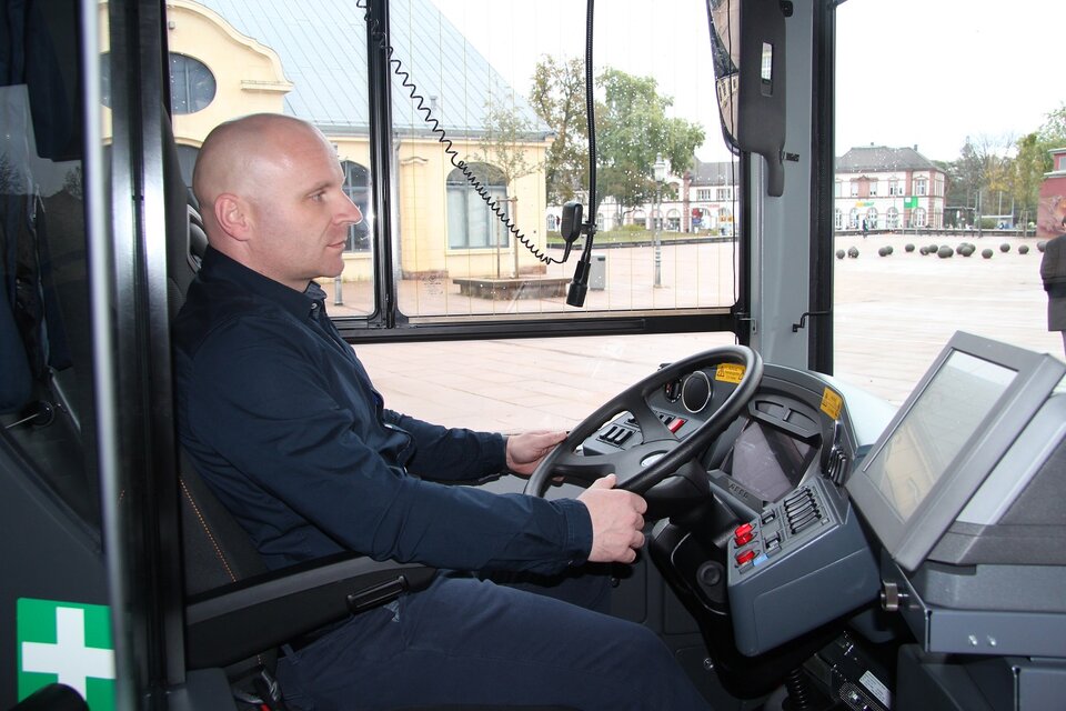 Sauberer Arbeitsplatz mit modernster Technik: Busfahrer Cindric Dalibor ist einer der Fahrer der Elektrobusse im Landkreis Rastatt.