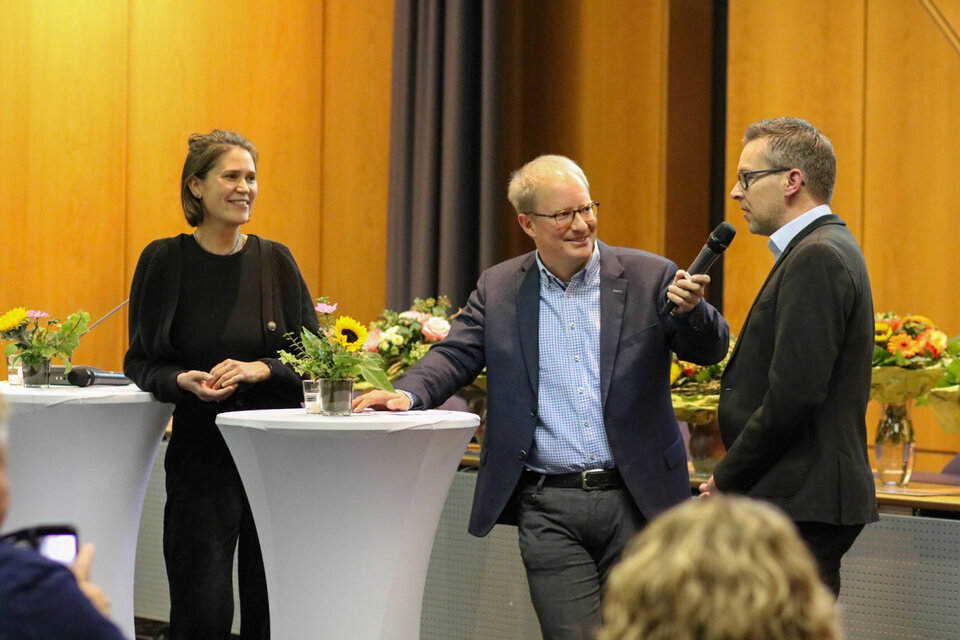 Moderator Matthias Zeller (Mitte) im Gespräch mit ehrenamtlichen Helfenden in den Kliniken des Landkreises Lörrach beim Tag des Bürgerengagements 2023