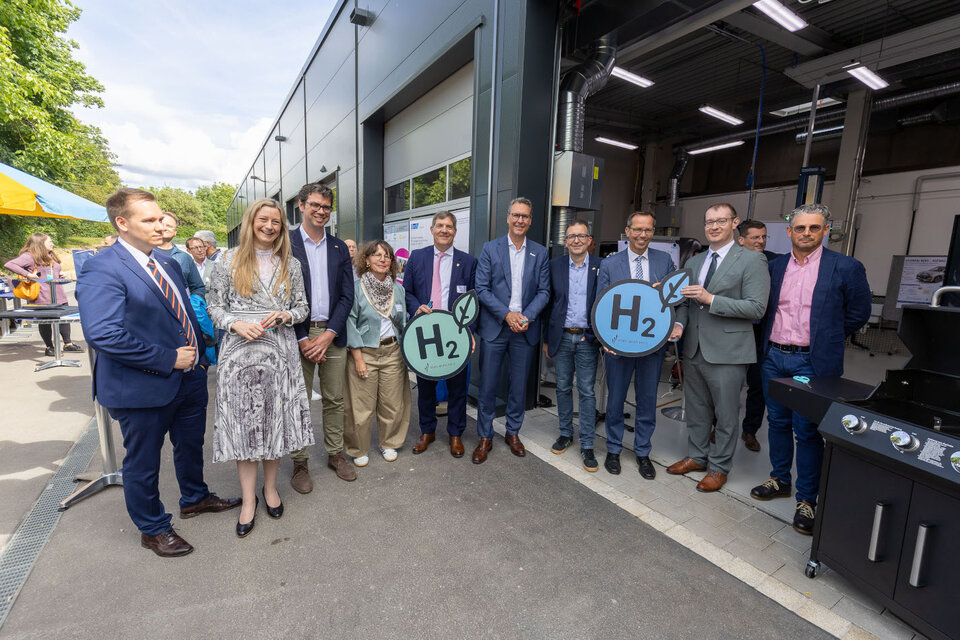 Die Projektbeteiligten mit den Landtagsabgeordneten und Wasserstoff-Experten.