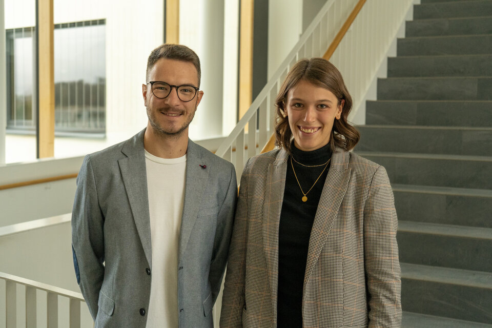 Die Netzwerkmanager Lea Maier und Jannik Stroh weisen auf ihre neue Serviceplattform hin, die die Bürgerinnen und Bürger mit verlässlichen Informationen zu Gesundheitsfragen versorgt.