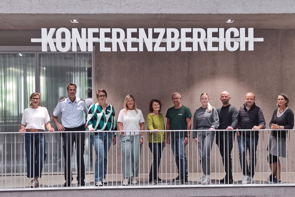Mitglieder Präventionsnetzwerk „Medienkompetenz von Kindern stärken“ (v.l.n.r.): Bettina Mauch (Schulpsychologische Beratungsstelle), Joachim Schön (Polizeipräsidium Konstanz, Referat Prävention), Alexandra Schneider (Amt für Familie, Kinder und Jugend, Abteilung Prävention), Sylvia Broschk (Kommunale Gesundheitskonferenz, Gesundheitsamt), Brigitte Ebe (Fachstelle Frühe Hilfen), Dirk Scherer (AOK Schwarzwald-Baar-Heuberg), Praktikantin (Fachstelle Sucht), Marcus Abel (Fachstelle Sucht), Roman Rendle (Kreismedienzentrum), Friederike Felske (Schulpsychologische Beratungsstelle)