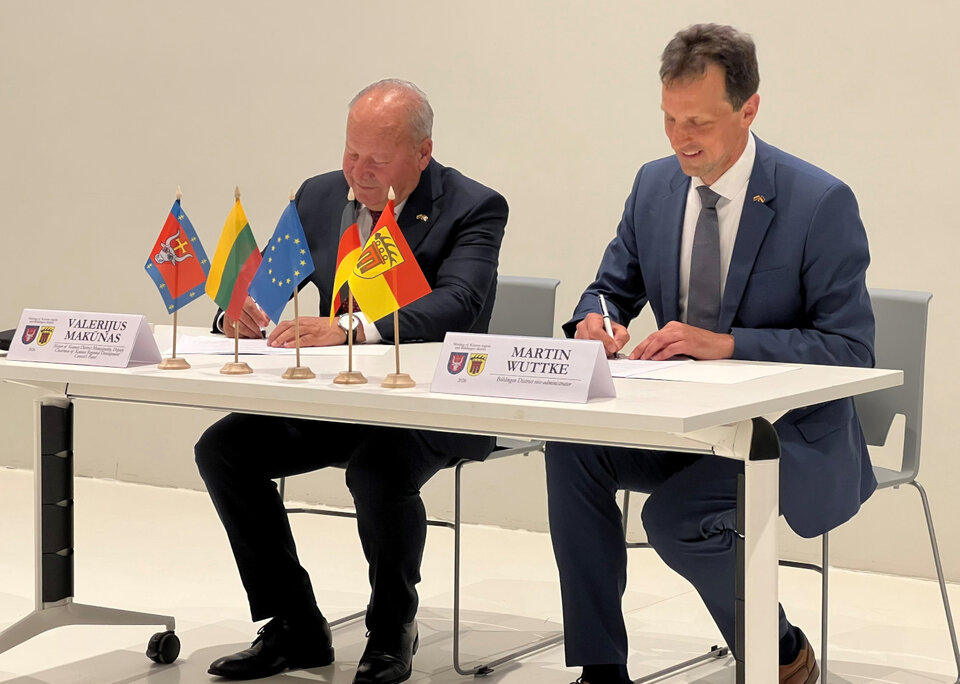 Auf dem Foto sehen Sie bei der Unterzeichnung der Kreispartnerschaft den stellvertretenden Landrat Martin Wuttke (rechts) und den stellvertretenden Vorsitzenden des Entwicklungsrates der Region Kaunas Valerijus Makūnas (links).