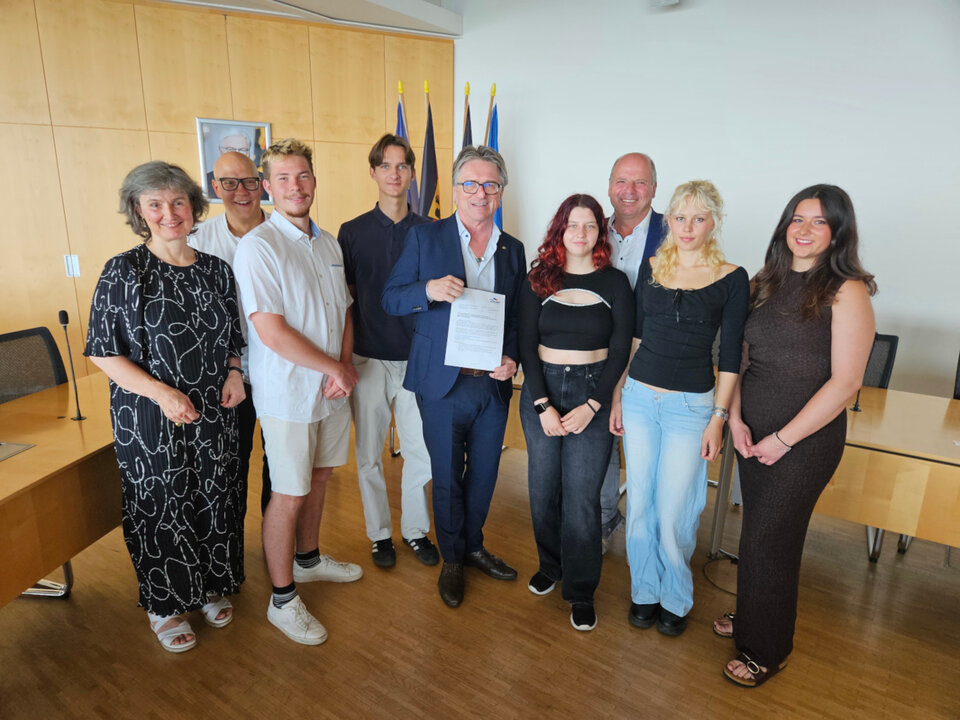 Die Kreisjugendräte Bodenseekreis und Konstanz übergeben beim Ministerbesuch einen umfangreichen Forderungskatalog an die Landespolitik: (v.r. Melissa Peyreder (KJR Bodenseekreis), Lena Fritsch (KJR Bodenseekreis), Martin Hahn (MdL), Nina Wagner (KJR  Konstanz), Manne Lucha (Minister für Soziales, Gesundheit und Integration, MdL), Paulin Broszat (KJR  Bodenseekreis), Pius Gerlach (KJR Konstanz), Moritz Hermann (Fachstelle Jugendbeteiligung Bodenseekreis), Simone Schilling (Leiterin Jugendamt Bodenseekreis).