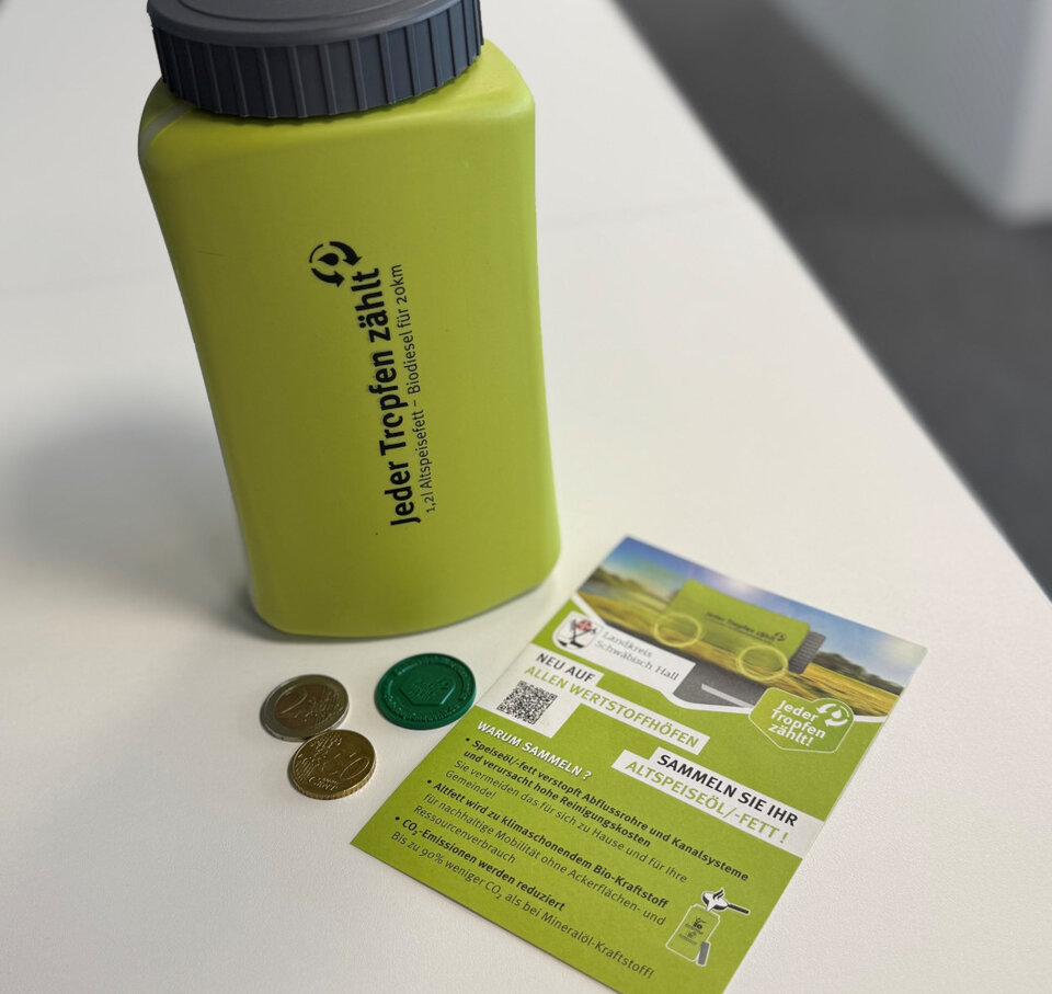 Die Sammelbehälter sind inklusive Infokarte für 2,50 Euro Pfand an den Wertstoffhöfen des Landkreises Schwäbisch Hall erhältlich.