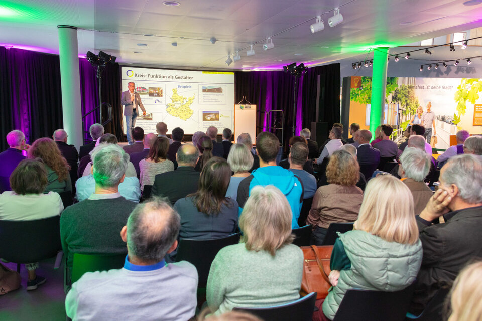 Die erste regionale Klimaschutzkonferenz des Rhein-Neckar-Kreises war ein toller Erfolg. Landrat Stefan Dallinger begrüßte am 12. Oktober zahlreiche Gäste aus Politik, Wirtschaft, Verwaltung und der Kreisbevölkerung in der KLIMA ARENA in Sinsheim.