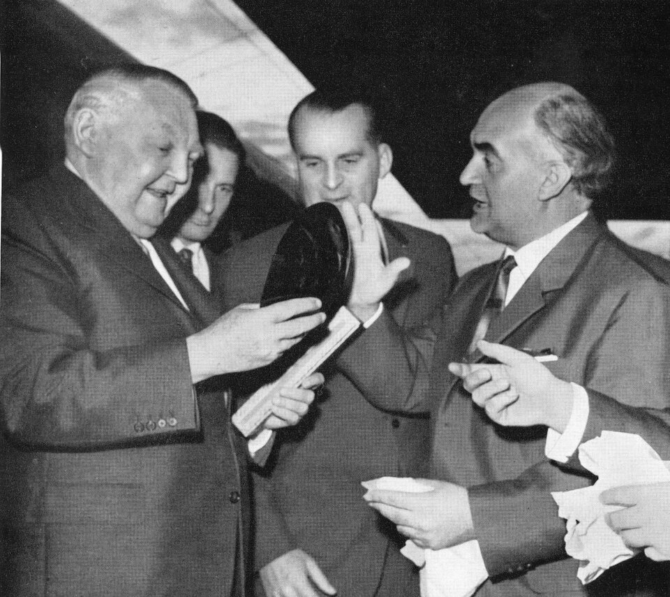 Göppingens Oberbürgermeister Dr. Herbert König (rechts) bei einem Besuch Ludwig Erhards (links).