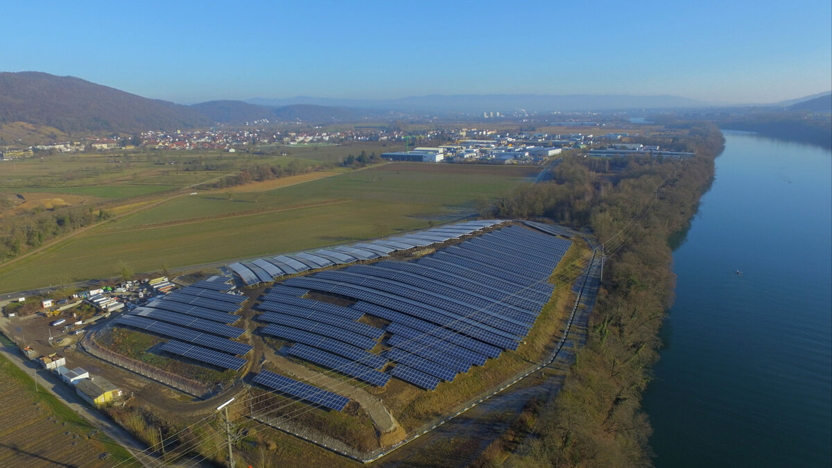Solarpark am Rhein, der auf der ehemaligen Hausmüll-Deponie in Rheinfelden-Herten errichtet wurde und seit 2016 in Betrieb ist