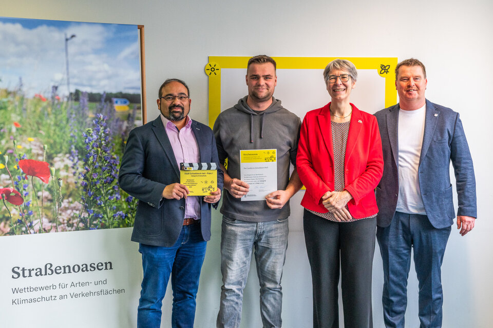 V.l.: Ralph Fernandes, Leiter des Straßenbauamtes im Landkreis Schwäbisch Hall, Felix Blumenstock, Straßenwärter in der Straßenmeisterei Crailsheim, Elke Zimmer, Staatssekretärin im Verkehrsministerium Baden-Württemberg, Dietmar Stütz, Leiter des Straßenbetriebsdienstes im Landkreis Schwäbisch Hall.