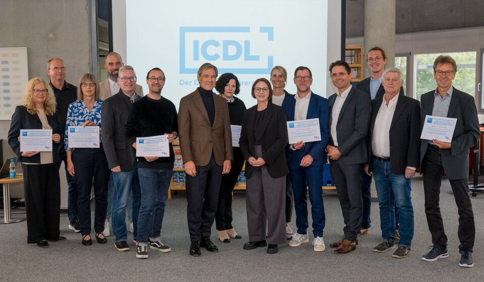 Ganz links im Bild die Fachbetreuerin an der Beruflichen Schule Mühlacker, Gerlinde Ewen, die die Auszeichnung als „Zentrum für Digitale Kompetenzentwicklung“ stellvertretend für die Schule entgegengenommen hat.