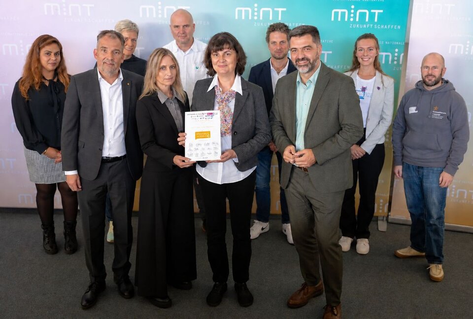 Freuen sich über die Auszeichnung: (vordere Reihe von links) Stefan Küpper (Unternehmer Baden-Württemberg), Uta Talke-Trübenbach (Schulleiterin Berufliche Schule Mühlacker), Andrea Rosenbeiger-Ezzahoui (Projektleiterin an der BSM) und Manuel Geiger vom Kultusministerium