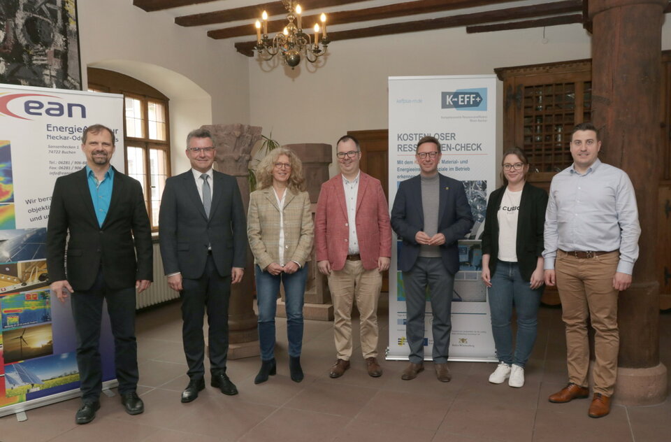 Die Energiekarawane KEFF plus startete in Mosbach. Unternehmen können kostenlose Energie- und Materialeffizienzchecks in Anspruch nehmen. Mit dabei waren (von links) Uwe Ristl von der Energieagentur Neckar-Odenwald EAN, Landrat Dr. Achim Brötel, Karin Saalbach von KEFF, Dr. Andreas Hildenbrand von der IHK Rhein-Neckar, Mosbachs Oberbürgermeister Julian Stipp zusammen mit Klimaschutzmanagerin Monika Paniczek und Amtsleiter Fabian Weiß.