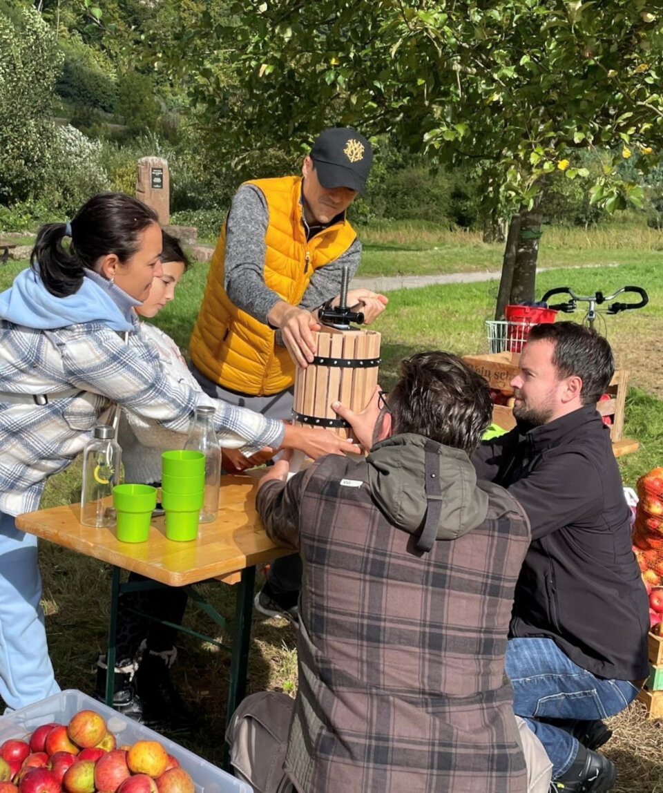 Engagierte beim Saftpressen