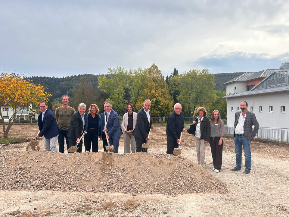 Der Spatenstich - v.l. Bürgermeister Martin Numberger, Stadt Geisingen, Landrat Stefan Bär, Landratsamt Tuttlingen, Landrat Sven Hinterseh, Landratsamt Schwarzwald-Baar-Kreis, Boris Schmid, Kaufmännischer Geschäftsführer, Zweckverband Pflegeheim Haus Wartenberg, Torsten Fietze, Organisatorisch-pflegerischer Geschäftsführer, Zweckverband Pflegeheim Haus Wartenberg sowie die Mitglieder der Verbandsversammlung und Mitglieder der Geschäftsleitung