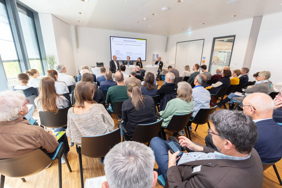 Viel Raum für Diskussion gab es in den drei Fachforen, für die die Geschäftsstelle Klimaschutz verschiedene Expertinnen und Experten gewinnen konnte. Das Forum „Energiewende – Flaschenhals Gebäudesanierung“ wurde von Dr. Klaus Kessler von der KLiBA und Felix Schweikhardt von der KEA geleitet. 