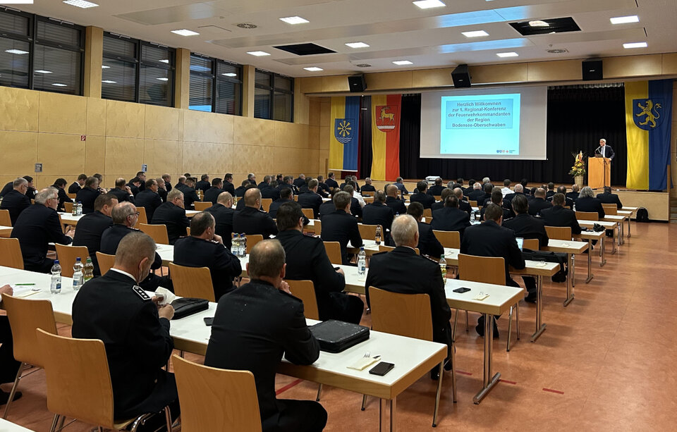 Die Feuerwehrkommandanten der Region Bodensee-Oberschwaben bei ihrer ersten Regionalkonferenz: Die Feuerwehrkommandanten der Region Bodensee- Oberschwaben bei ihrer ersten Regionalkonferenz in der Mehrzweckhalle in Horgenzell am 26. September 2024. 