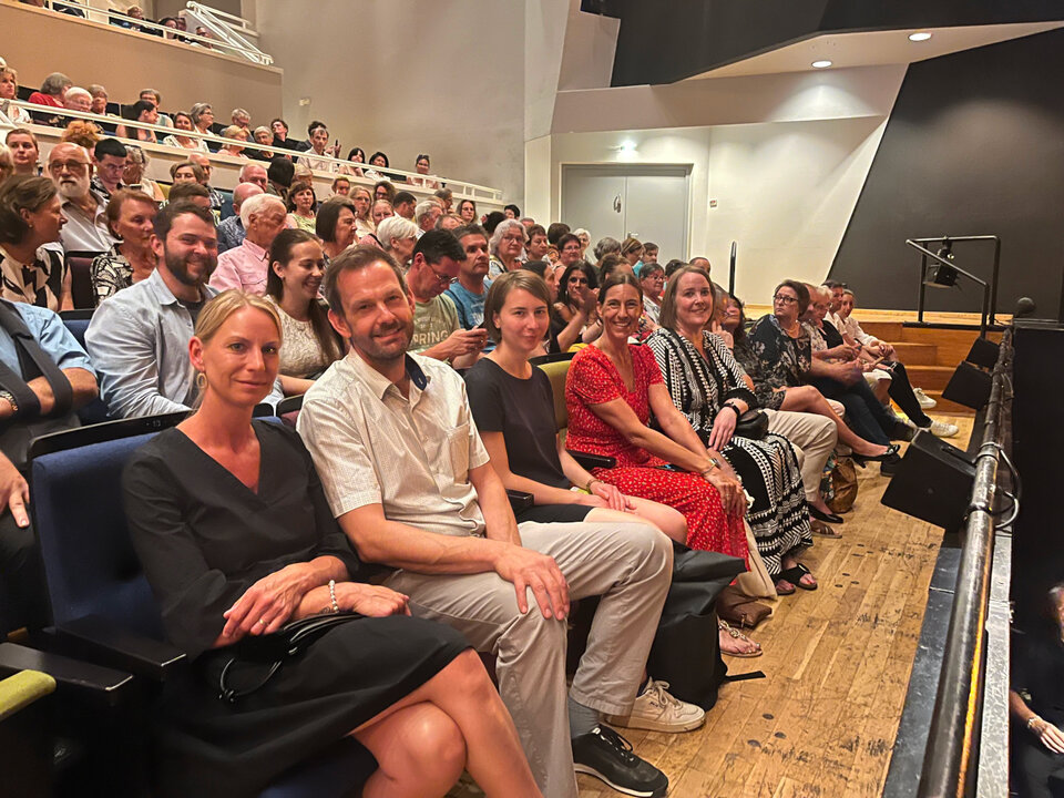 Auch Landrat Bastian Rosenau (links im Bild) ließ es sich vor vollem Haus nicht nehmen, dem Einsatz der Gäste Respekt und Anerkennung zu zollen. 