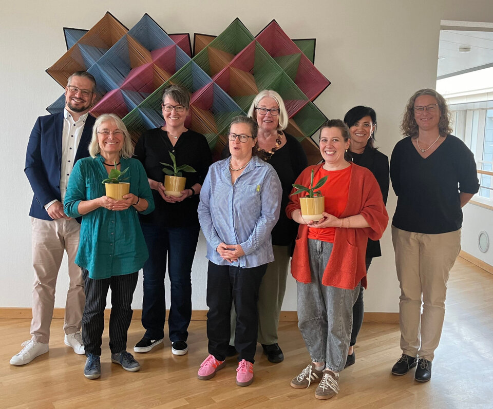 Mit einer Kick-off Veranstaltung im Landratsamt ist das neue Lotsendienstprojekt gestartet. Über die gelungene Vernetzung, von der insbesondere Familien profitieren werden, freuen sich (von links) Domenik Henk, Leiter des Gesundheitsamtes, die Ärztin Dr. med. Angelika Denzler, die künftige Lotsin Christina Mette sowie Doris Möller-Espe von der Geschäftsführung des Kinderschutzbundes, Petra Poscharsky vom Jugendamt der Stadt Pforzheim, Hausärztin Felicitas Schröder, Alice Zahorneanu vom Jugendamt des Enzkreises und die Projektkoordinatorin beim Gesundheitsamt Katharina Kraufmann. 