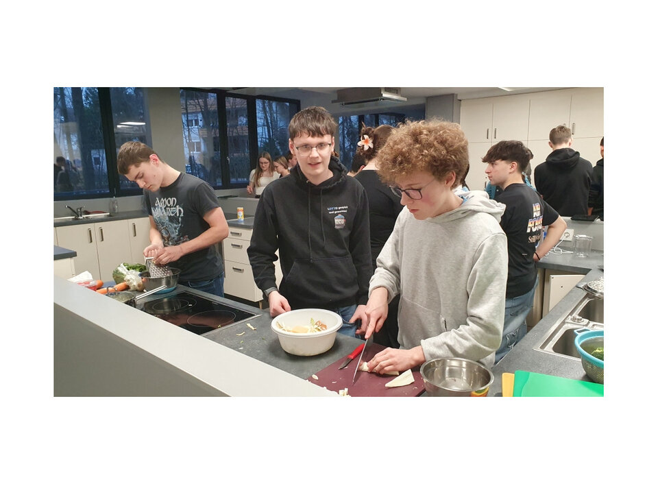Insgesamt 24 Schülerinnen und Schüler aus drei Nationalitäten arbeiteten in Bad Mergentheim eine Woche lang zusammen daran, sechs verschiedene virtuelle Escape Rooms zu programmieren. Zahlreiche Aktivitäten wie etwa ein gemeinsamer Kochkurs förderten das kulturelle Verständnis. 