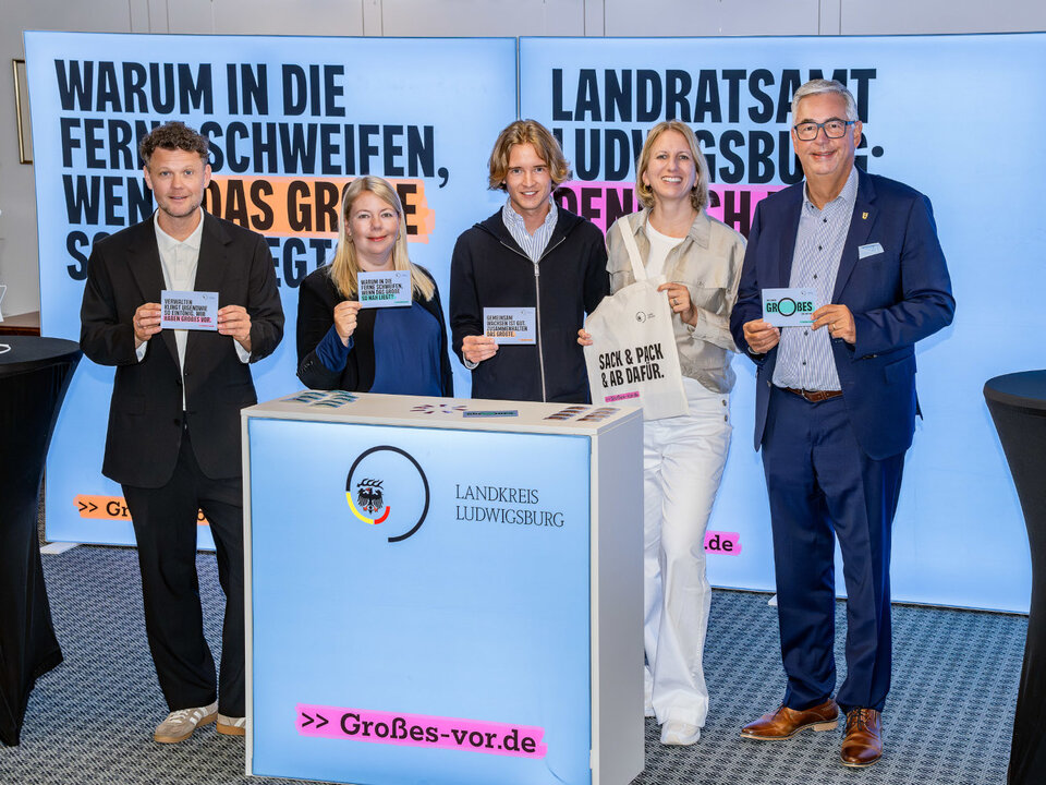 Beim Start der Personalmarketingkampagne von links: Felix Schlepps (Agentur Kavallerie), Mitarbeiterin Anja (Jobcenter), Lucas Maier und Nina Ehmann (beide Fachbereich Personal) und Landrat Dietmar Allgaier 