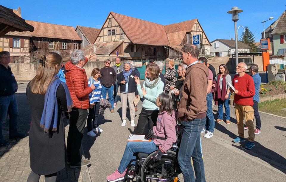 Bürgerinnen und Bürger aus Vörstetten und Muttersholtz beim gemeinsamen Rundgang durch die Kommune Muttersholtz zum Thema Verkehr