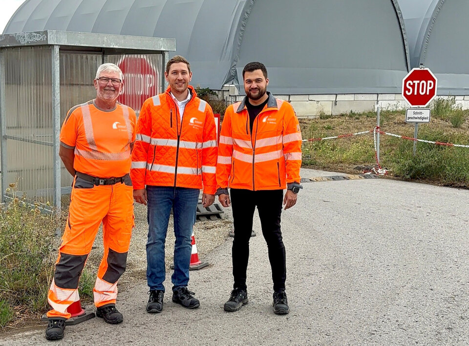 Erst kurz im Amt und schon mittendrin bei der AWH: der Erste Landesbeamte des Hohenlohekreises Marco Hess (Mitte) gemeinsam mit AWH-Geschäftsführer Christoph Bobrich (rechts) und Grüngutplatzbetreuer Thomas Gimber auf dem Grüngutplatz in Öhringen-Michelbach
