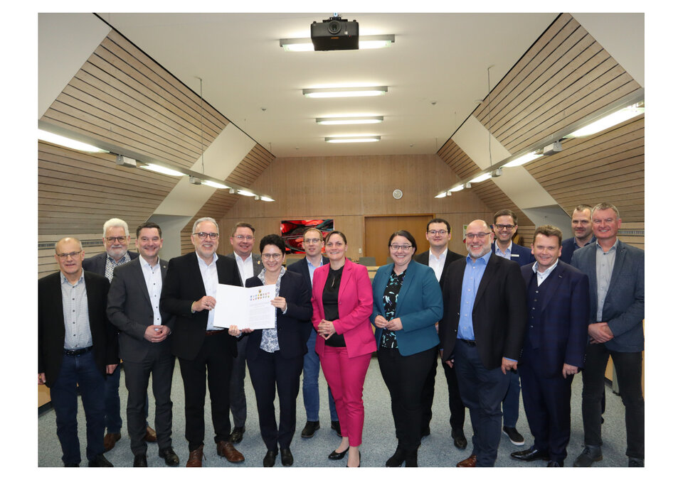 Bürgermeister des Landkreises Freudenstadt mit Bundestagsabgeordnetem Klaus Mack (dritter von links), Landrat Dr. Klaus Michael Rückert (vierter von links), Justizministerin Marion Gentges (sechste von links), Bürgermeisterin Annick Grassi (siebte von links) und Landtagsabgeordneter Katrin Schindele (achte von links) sowie dem Ersten Landesbeamten Reinhard Geiser (zweiter von rechts) und Dezernent Benjamin Geigl (vierter von rechts).