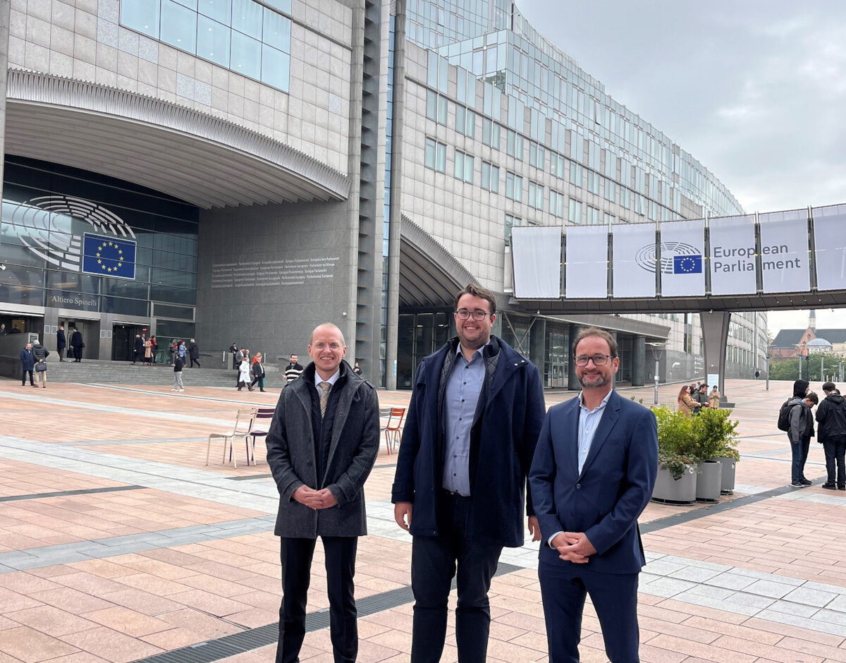 V. l.: Daniel Werthwein, Daniel Rapp und Tobias Spröhnle vor dem Europaparlament