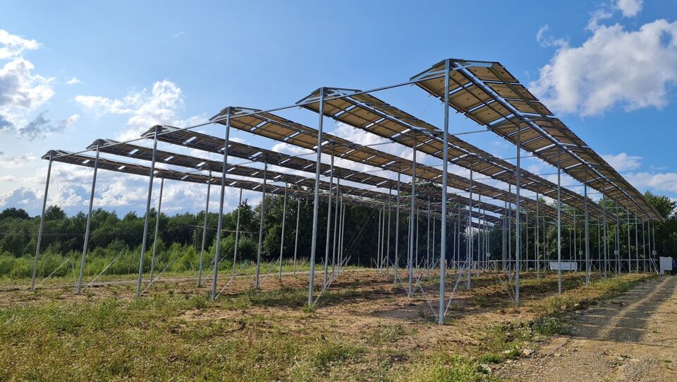 Die sechs Meter hohe Stahlkonstruktion für die Photovoltaikmodule, die nach dem Ende des Versuchszeitraums rückstandsfrei versetzt werden kann, hat die Firma Steidle selbst entwickelt.