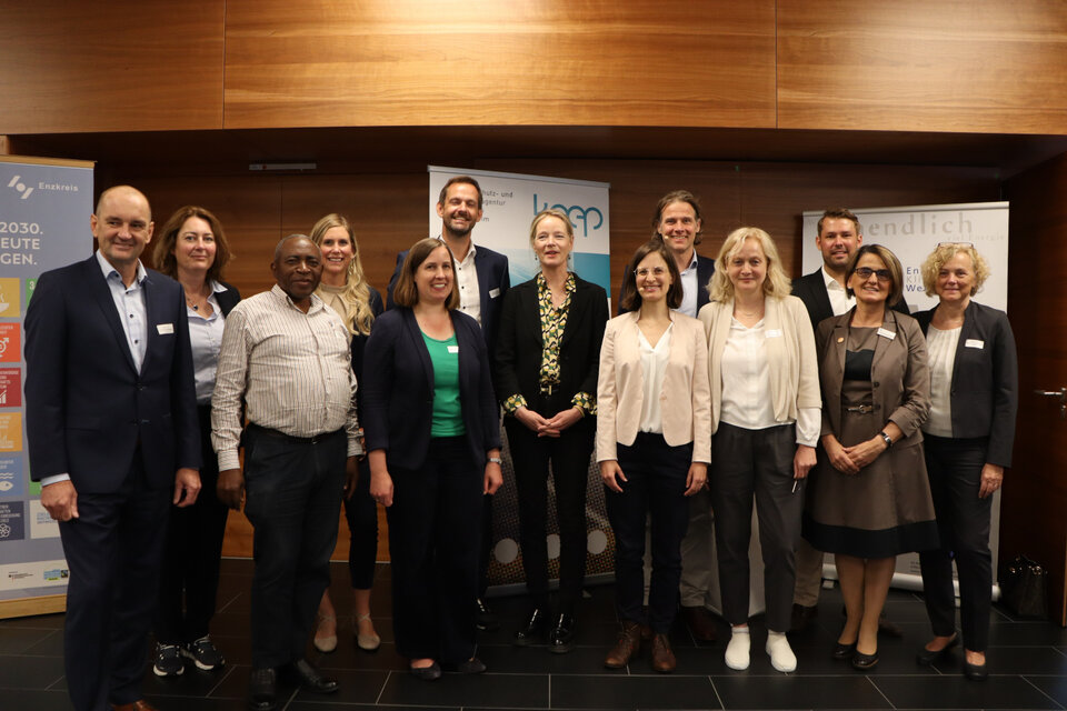 Viele Akteure machten die KlimakonferEnz zu einem großen Erfolg, darunter Landrat Bastian Rosenau (hinten Mitte), Umweltministerin Thekla Walter (rechts neben Rosenau) und Erste Landesbeamtin Dr. Hilde Neidhardt (links neben Rosenau).