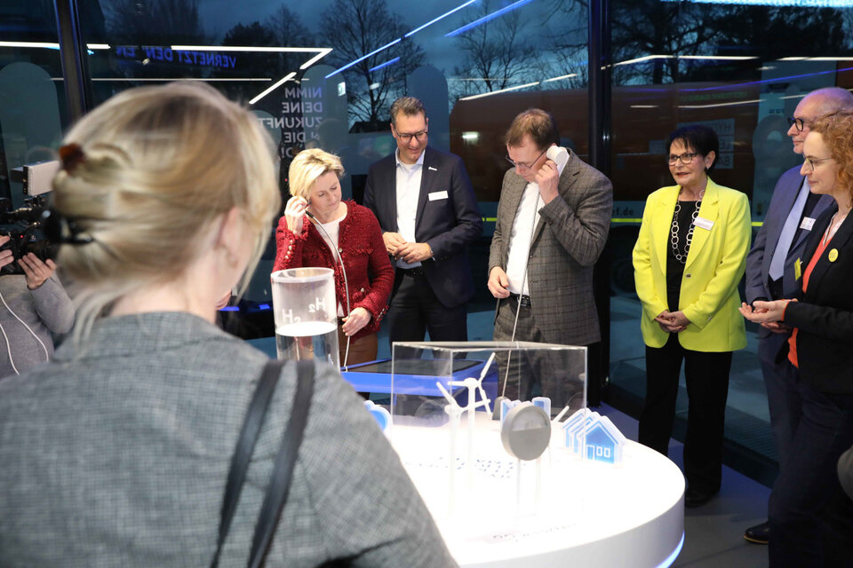 Wirtschaftsministerin Dr. Nicole Hoffmeister-Kraut, Landrat Dr. Richard Sigel und Kultus-Staatsminister Volker Schebesta erkunden den Showroom.