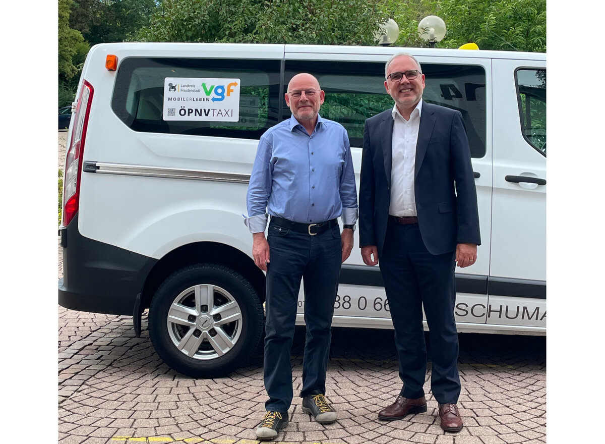 Landesverkehrsminister Winfried Hermann und Landrat Dr. Klaus Michael Rückert beim offiziellen Startschuss für das ÖPNV-Taxi im Landkreis Freudenstadt