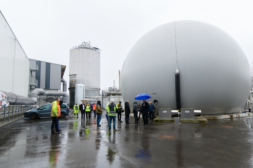 Das Gas aus der Vergärung wird in einem kugelförmigen Tank aufgefangen.