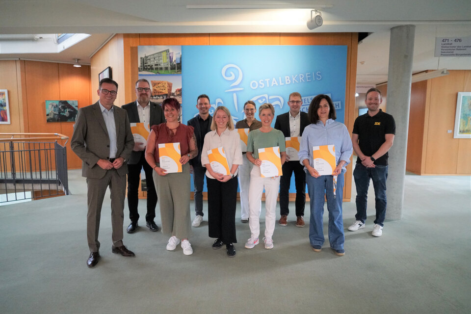(V. l.) Landrat Dr. Joachim Bläse, Peter Fischer, Sandra Ott, Lukas Dreher, Melanie Graf, Dr. Katarzyna Haverkamp, Angela Brunnhuber, Markus Däuble, Heike Wörner und Felix Unseld (ZDE). Nicht auf dem Bild: Florian Deininger