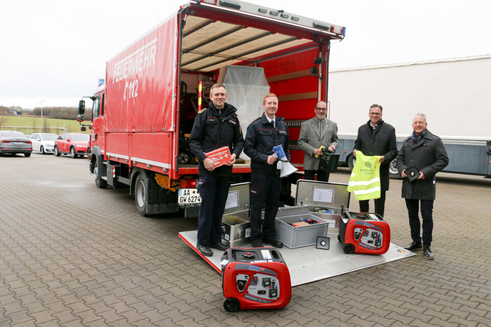 V. l.: Kreisbrandmeister Andreas Straub, Christian Keil vom Geschäftsbereich Brand- und Katastrophenschutz, Bürgermeister Peter Traub, Landrat Dr. Joachim Bläse und Dezernent Thomas Wagenblast präsentieren die Komponenten des Sets für Notfalltreffpunkte.