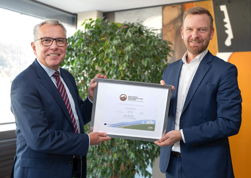 'Gold-Siegel' für fahrradfreundliches Mobilitätsmanagement: Landrat Stefan Dallinger (links) und Dr. Christopher Leo, Dezernent für Umwelt und Technik des Rhein-Neckar-Kreises, freuen sich über die Auszeichnung des ADFC.