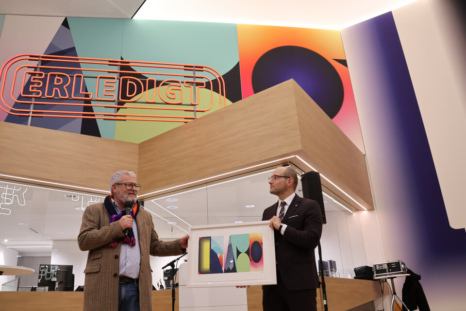 Tobias Rehberger hat Landrat Marcel Musolf (rechts) die Edition zum Kunstwerk übergeben. 