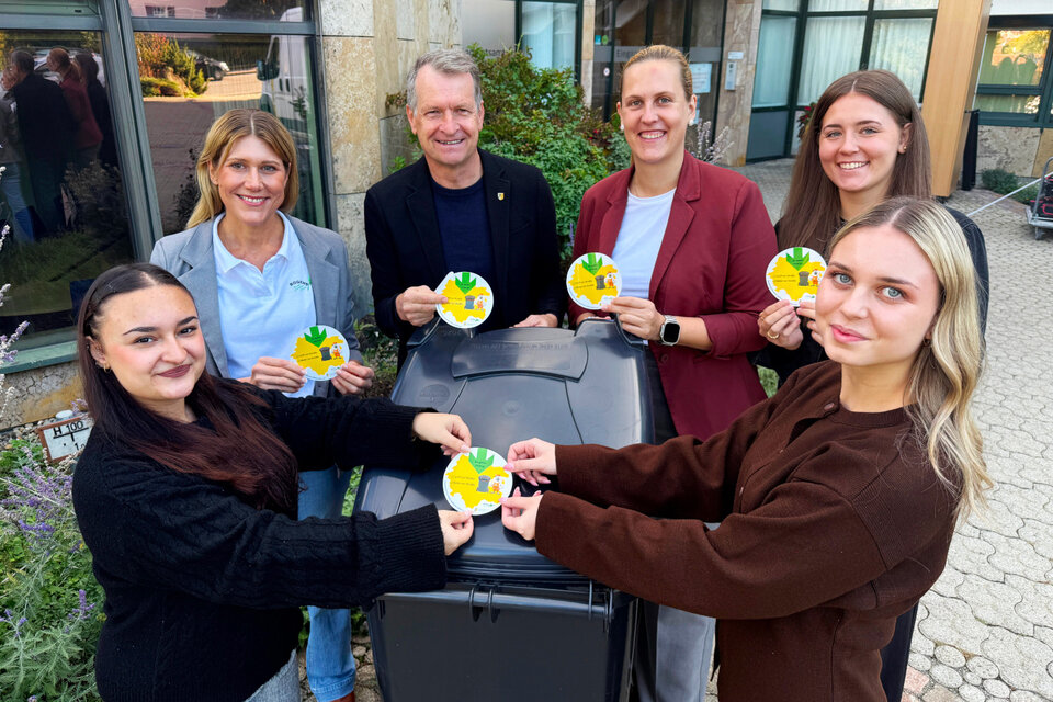Gemeinsam für eine beschleunigte Müllabfuhr (von links): Auszubildende Noemi Schneider, Sabrina Bogenschütz vom Grosselfinger Entsorgungsunternehmen, Landrat Günther-Martin Pauli, Lisa Tillinger, Leiterin des Abfallwirtschaftsamts, sowie die Nachwuchskräfte Adelina Mullaliju und Nele Kiefel. 