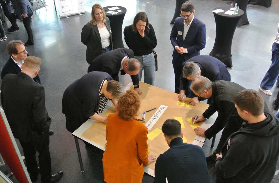 Teilnehmende der Auftaktveranstaltung entwickeln erste gemeinsame Ideen