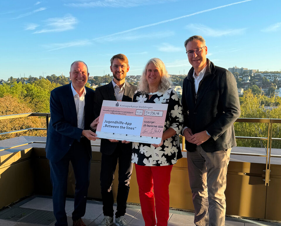 Gruppenbild von der Scheckübergabe - zu sehen sind (von links): Uwe Burkert (Vorstandsvorsitzender der Kreissparkasse), Andreas Ockert (Kreisjugendamt), Birte Brinkmann (Kreisjugendamt), Dr. Richard Sigel (Landrat des Rems-Murr-Kreises)