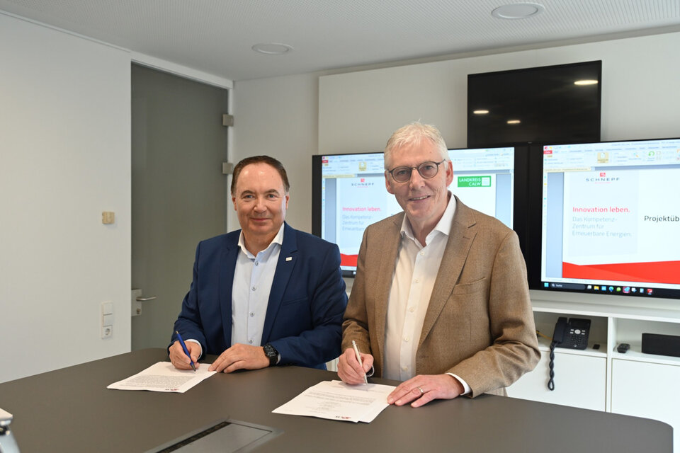 Horst Graef, Geschäftsführer der ENCW, und Landrat Helmut Riegger bei der Vertragsunterzeichnung (v.l.n.r.)