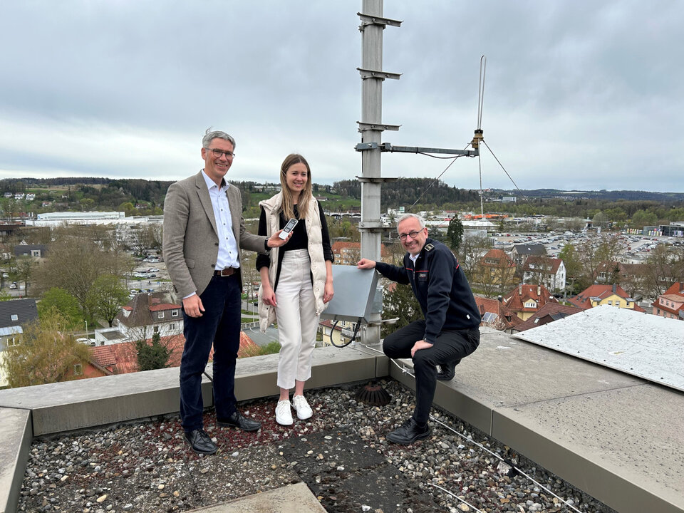 V.l.n.r. Dr. Andreas Honikel-Günther (Erster Landesbeamter im Landkreis Ravensburg), Sarah Falkenstein (Netze BW) und Oliver Surbeck (Leiter der Stabsstelle für Bevölkerungsschutz und Krisenmanagement) 