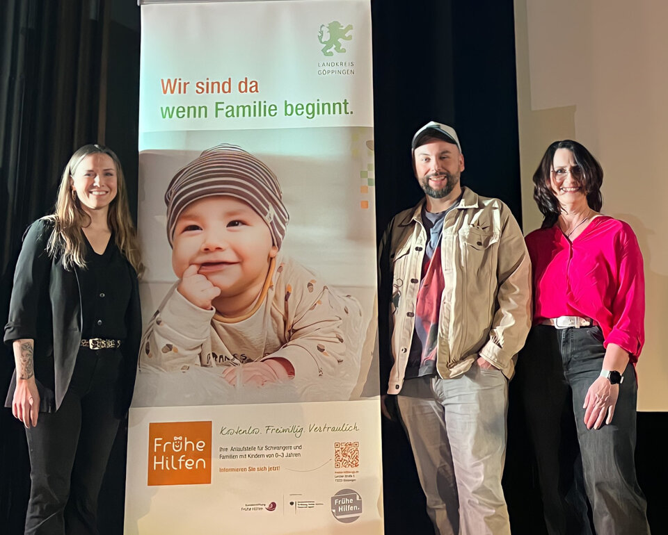 Herr Smekal mit den Veranstalterinnen des Filmfachtags des Kreisjugendamtes Frau Tanja Hoffmann, Beauftragte für Suchtprävention, und Frau Cornelia Schrag, Netzwerkkoordinatorin der Frühe Hilfen