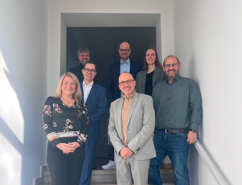 Die Projektgruppe: (hinten v.l.n.r.) Michael Pötzsch (Komm.ONE), Thorsten Kraft (Komm.ONE), Katharina Barth (Landkreis Calw), (vorne v.l.n.r.) Ariane Krüger (Landkreistag Baden-Württemberg), Christian Kraus (Imaka), Ralph Link (Imaka), Jens-Uwe Hammann (Landkreis Calw)