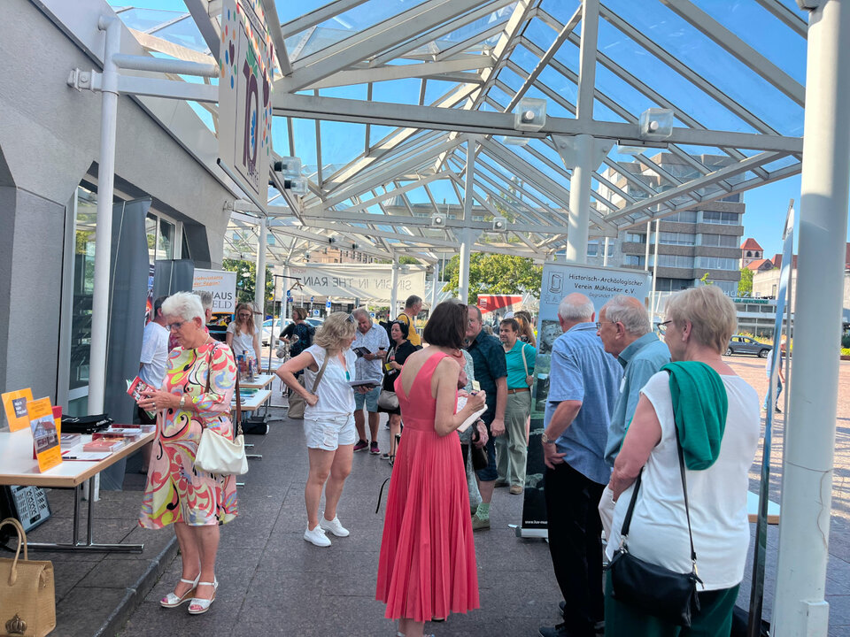 Dank des warmen Sommerwetters wurden die Präsentationen im Freien von den Besucherinnen und Besuchern sehr gut angenommen. Viele informierten sich bei den „Kolleginnen und Kollegen“ hinter den Ständen und nahmen deren Flyer mit. 