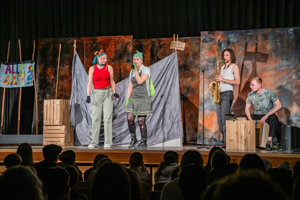 Die Theatergruppe „theaterspiel“ begeisterte Schülerinnen und Schüler in Möglingen