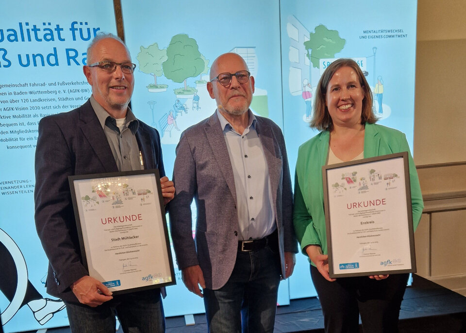 Verkehrsminister Winfried Hermann gratuliert dem Enzkreis, vertreten durch Erste Landesbeamtin Dr. Hilde Neidhardt, und Jörg Soulier (links), der für die Stadt Mühlacker an der Veranstaltung in Tübingen teilnahm, zum Erreichen der „Qualitätsstufe“ im Fuß- und Radverkehr. Neidhardt hat doppelten Grund zum Strahlen: Sie wurde zudem in Vorstand der „AG Fahrrad- und Fußgängerfreundlicher Kommunen“ gewählt. 