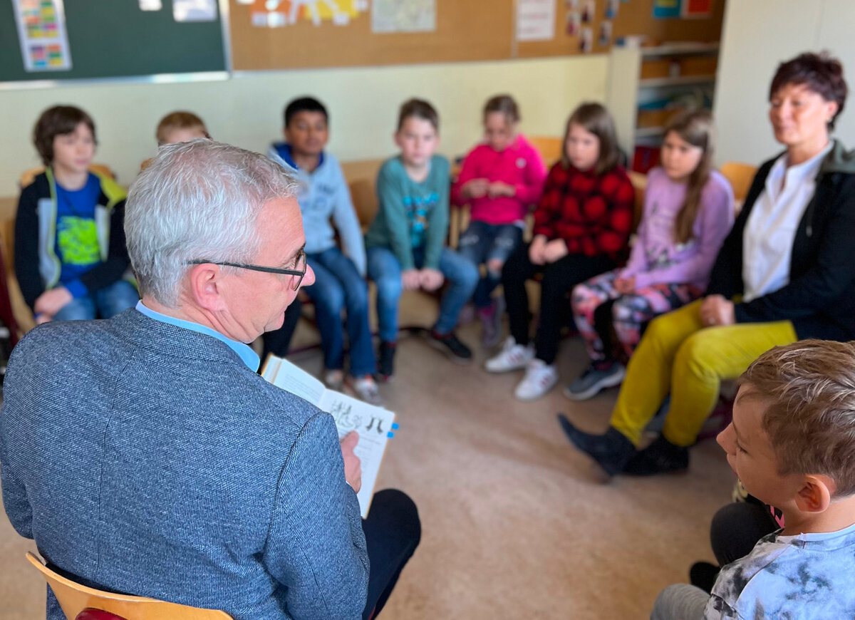 Der Landkreis Karlsruhe ist Träger von sechs Sonderpädagogischen Bildungs- und Beratungszentren (SBBZ) - hier liest Landrat Dr. Christoph Schnaudigel beim Besuch in der Astrid-Lindgren-Schule in Forst einer Klasse vor.